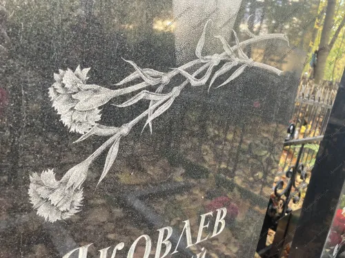 Гравировка цветов на памятник